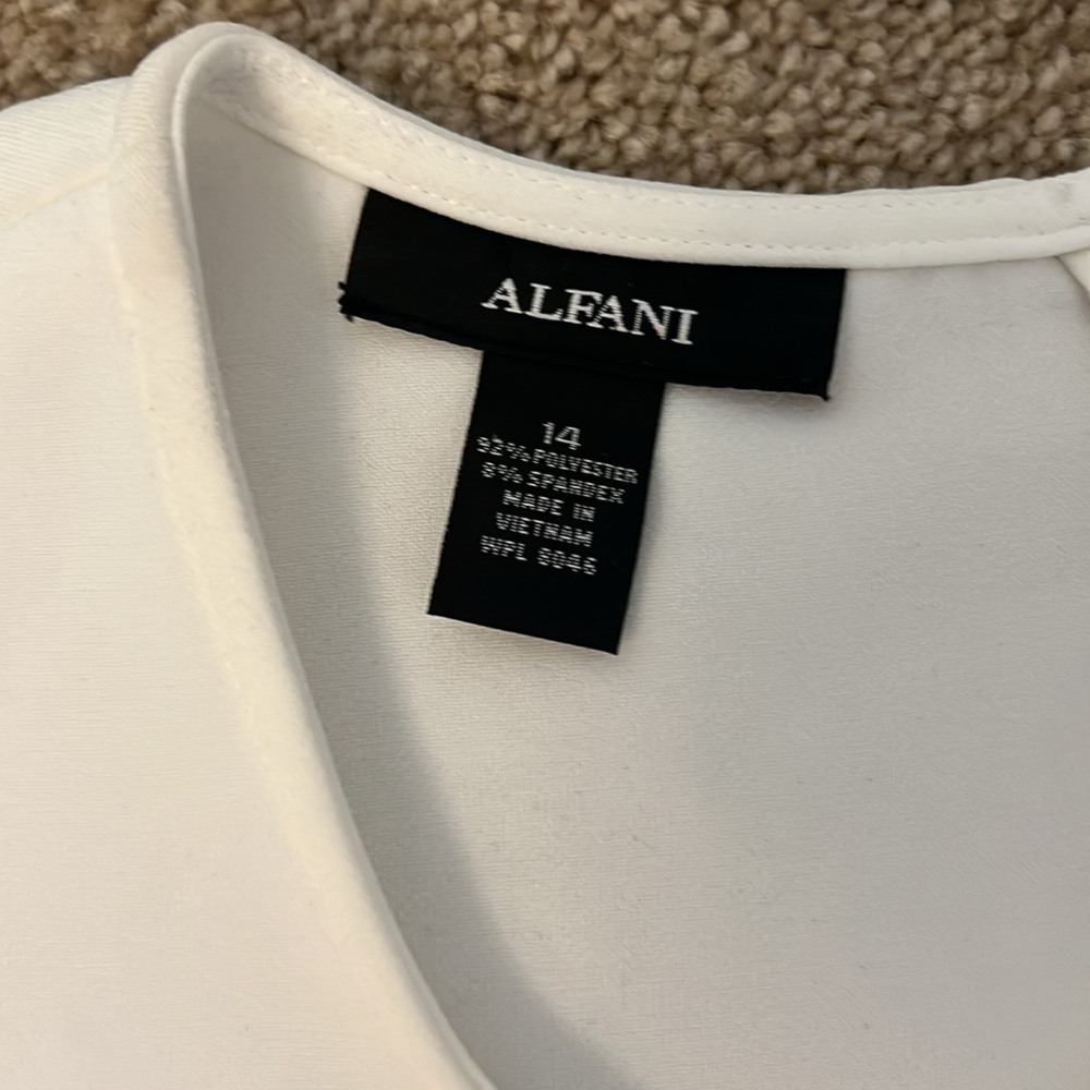 Alfani Bell Sleeve Winter Rose Blouse Size 14 New With Tags - Picture 8 of 9
